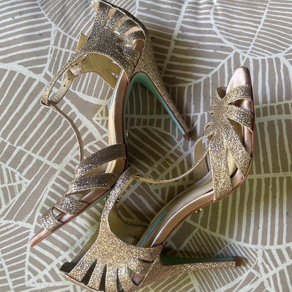 Betsy Johnson Champagne Rose Gold Sparkle Heels Size 6.5 t-strap glitter - Picture 8 of 8
